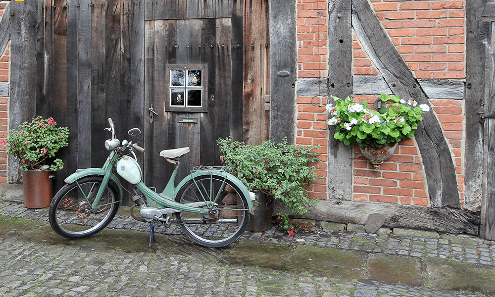 alte NSU vor Fachwerkhaus